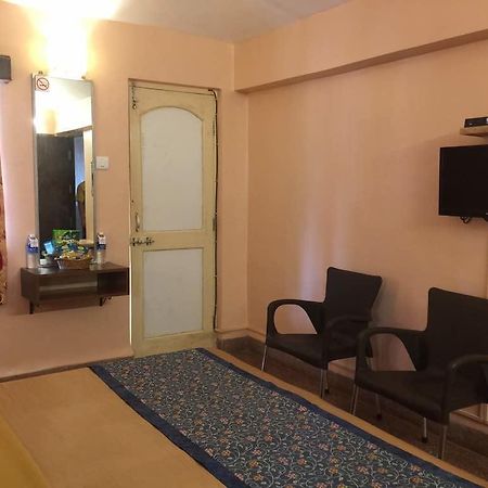 Hotel Gopika International باناجي المظهر الخارجي الصورة